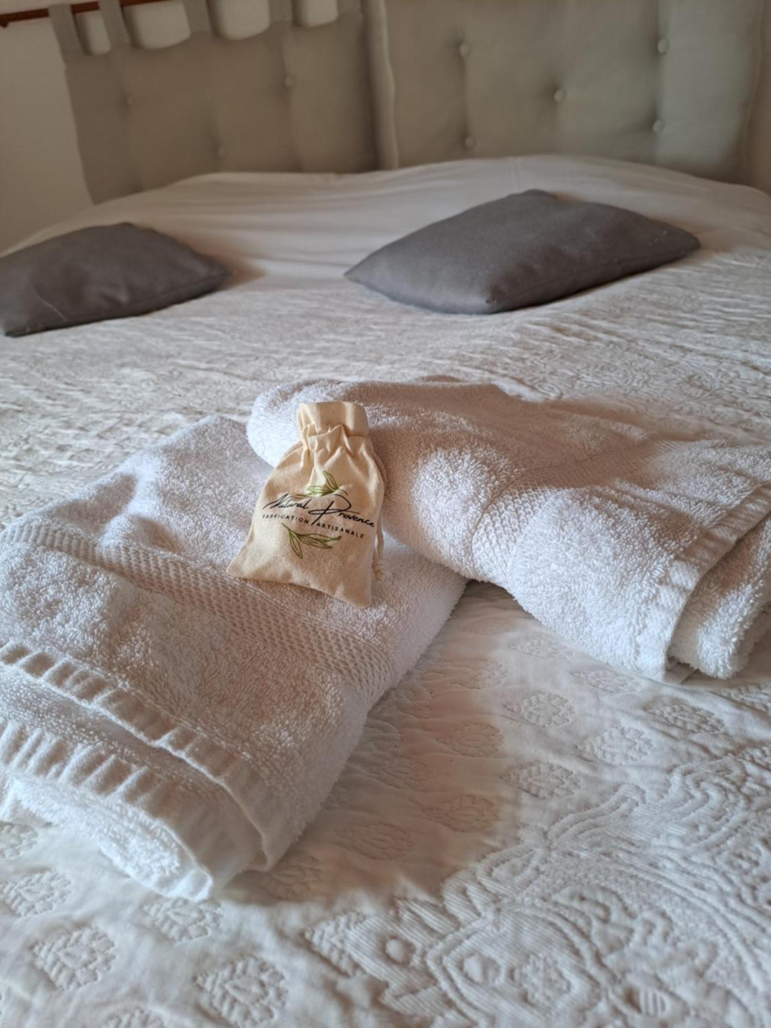 Bed and Breakfast Les Roses Tremieres Bargème Exterior foto